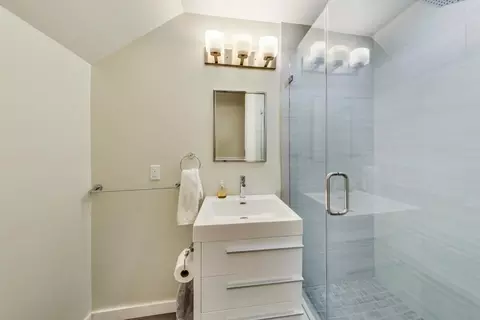 Bath - 751-753 Capp St, San Francisco, CA 94110 photo 4 of 9