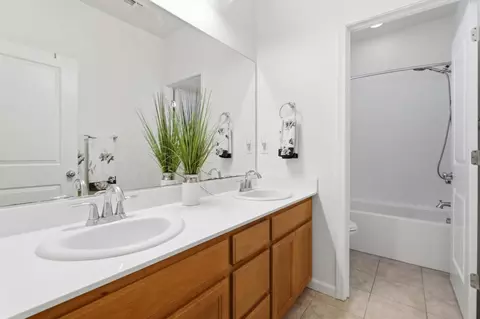 Bath - 6567 Sanchez Pl, Gilroy, CA 95020 photo 2 of 4