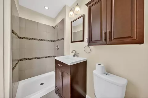 Bath - 339 Greenway Dr, Pacifica, CA 94044 photo 3 of 3