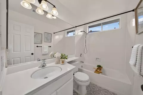 Bath - 641 Eden St, Gilroy, CA 95020 photo 2 of 4