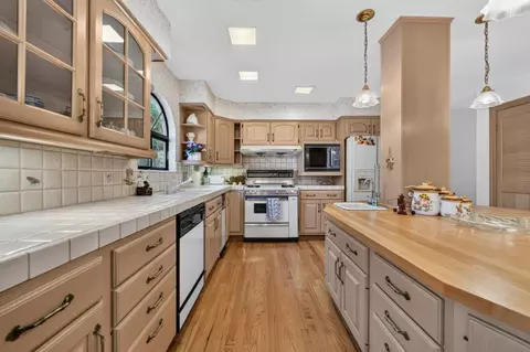 Kitchen - 13204 Wright Way, Los Altos Hills, CA 94022 photo 4 of 6