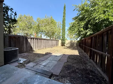 Exterior - 3101 Peppermill Cir, Pittsburg, CA 94565 photo 2 of 9