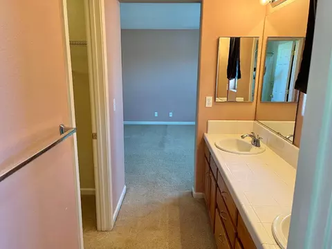 Bath - 700 Gardenia Pl, Soledad, CA 93960 photo 3 of 5