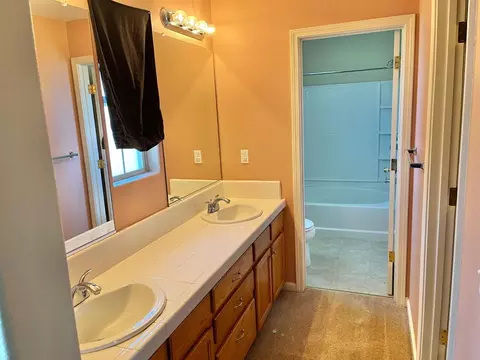 Bath - 700 Gardenia Pl, Soledad, CA 93960 photo 2 of 5