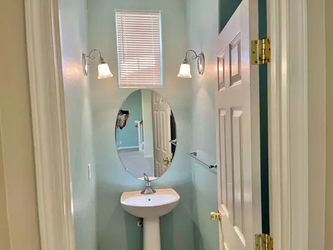Bath - 700 Gardenia Pl, Soledad, CA 93960 photo 1 of 5