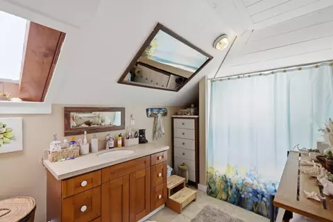 Bath - 575 Myrtle St, Half Moon Bay, CA 94019 photo 3 of 3