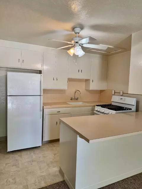 Kitchen - 915 Padre Dr, Salinas, CA 93901 photo 5 of 6