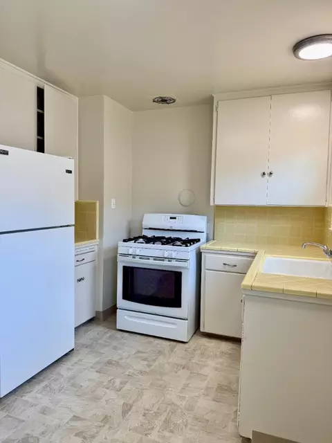 Kitchen - 915 Padre Dr, Salinas, CA 93901 photo 6 of 6