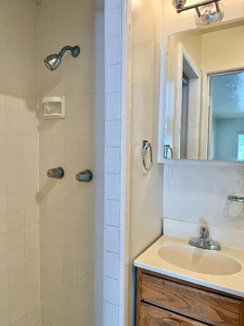 Bath - 915 Padre Dr, Salinas, CA 93901 photo 2 of 4