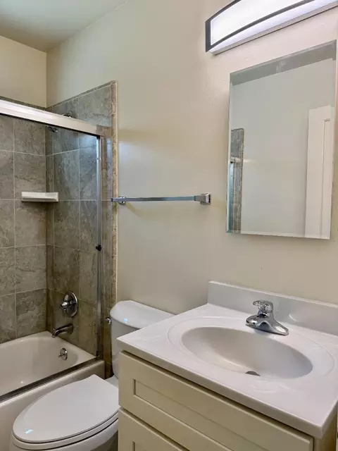 Bath - 915 Padre Dr, Salinas, CA 93901 photo 4 of 4