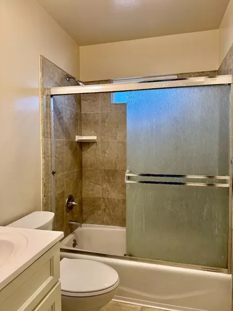 Bath - 915 Padre Dr, Salinas, CA 93901 photo 1 of 4