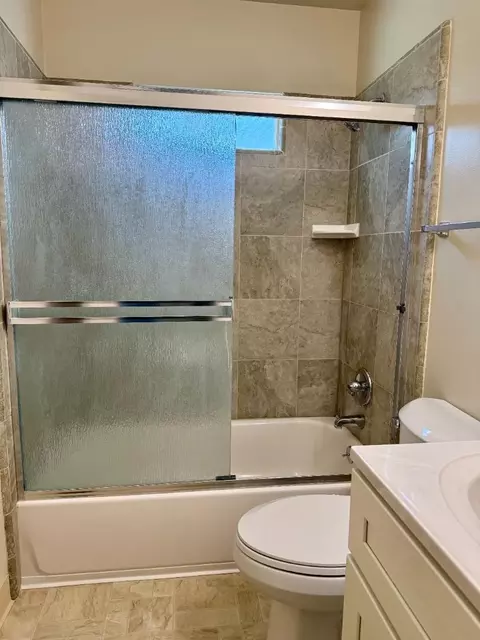 Bath - 915 Padre Dr, Salinas, CA 93901 photo 3 of 4