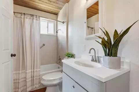 Bath - 7070 Hanna St, Gilroy, CA 95020 photo 2 of 3