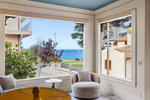 110 10th St, Pacific Grove, CA 93950