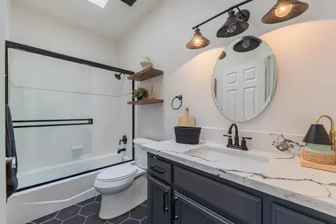 Bath - 746 Nacional Ct, Salinas, CA 93901 photo 4 of 4