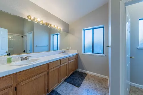 Bath - 746 Nacional Ct, Salinas, CA 93901 photo 1 of 4