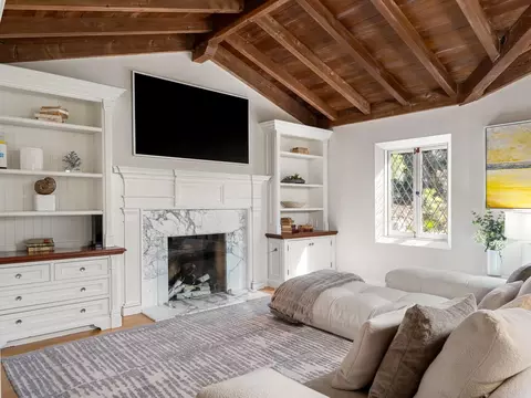 Living - 862 Chiltern Rd, Hillsborough, CA 94010 photo 2 of 3