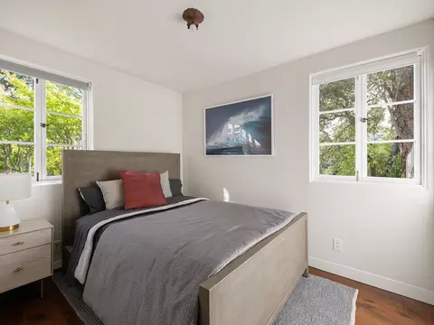 Bedroom - 862 Chiltern Rd, Hillsborough, CA 94010 photo 6 of 7