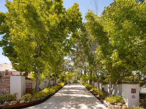 Exterior - 862 Chiltern Rd, Hillsborough, CA 94010 photo 3 of 25