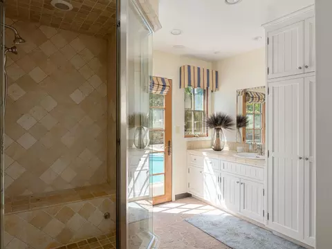 Bath - 862 Chiltern Rd, Hillsborough, CA 94010 photo 7 of 7