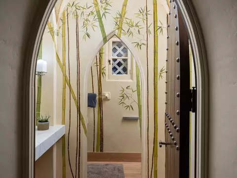 Bath - 862 Chiltern Rd, Hillsborough, CA 94010 photo 1 of 7