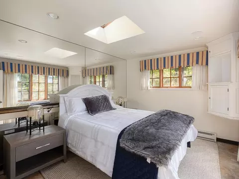 Bedroom - 862 Chiltern Rd, Hillsborough, CA 94010 photo 7 of 7