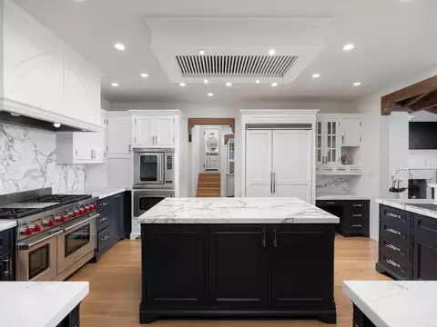 Kitchen - 862 Chiltern Rd, Hillsborough, CA 94010 photo 3 of 3