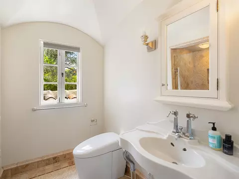 Bath - 862 Chiltern Rd, Hillsborough, CA 94010 photo 4 of 7