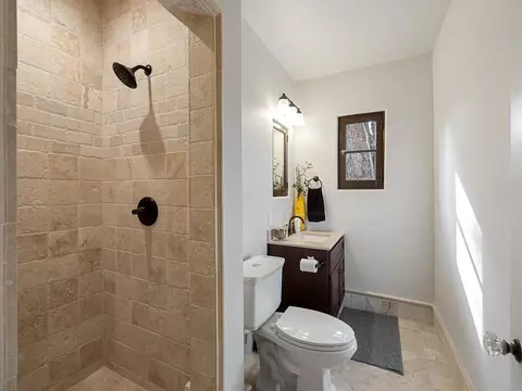 Bath - 862 Chiltern Rd, Hillsborough, CA 94010 photo 6 of 7