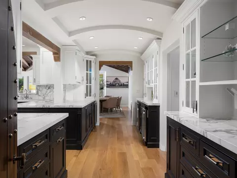 Kitchen - 862 Chiltern Rd, Hillsborough, CA 94010 photo 1 of 3
