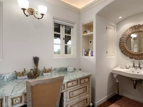 Bath - 862 Chiltern Rd, Hillsborough, CA 94010 photo 3 of 7