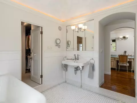 Bath - 862 Chiltern Rd, Hillsborough, CA 94010 photo 2 of 7