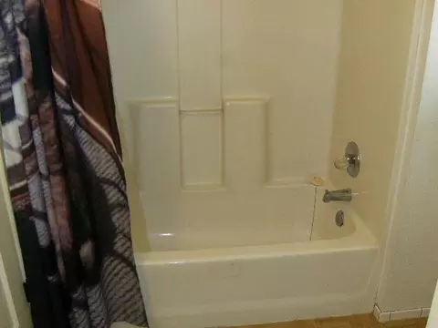 Bath - 224 W San Luis St, Salinas, CA 93901 photo 2 of 2