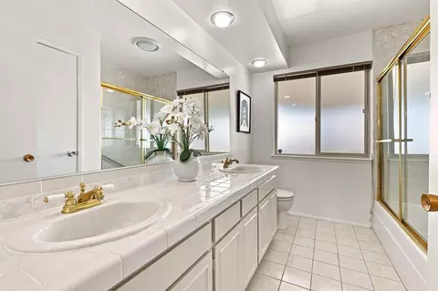 Bath - 938 Springfield Dr, Millbrae, CA 94030 photo 4 of 4