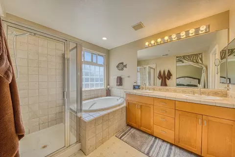 Bath - 963 Fitzgerald St, Salinas, CA 93906 photo 2 of 4