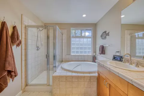 Bath - 963 Fitzgerald St, Salinas, CA 93906 photo 3 of 4