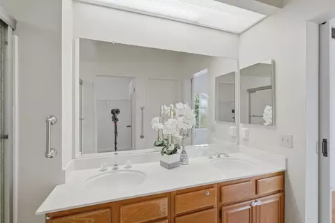 Bath - 201 Knights Cir, Vallejo, CA 94591 photo 2 of 3