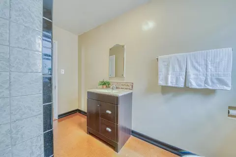 Bath - 338 Alexander St, Salinas, CA 93901 photo 2 of 2