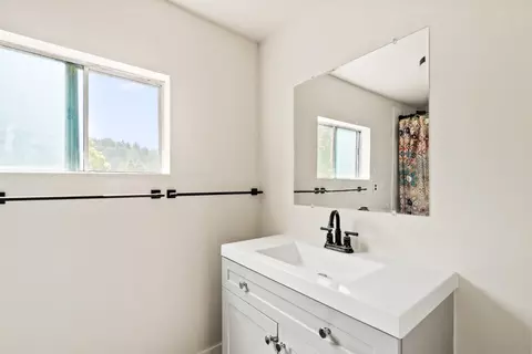 Bath - 7025 Glen Haven Rd, Soquel, CA 95073 photo 2 of 3