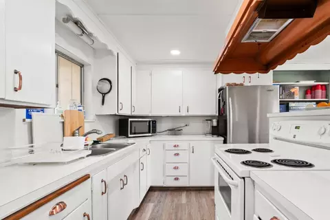 Kitchen - 7025 Glen Haven Rd, Soquel, CA 95073 photo 4 of 8