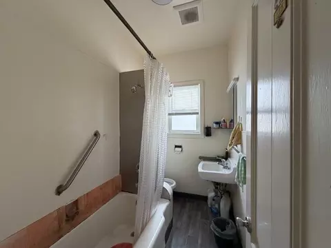 Bath - 611 Harrison St, Oakland, CA 94607 photo 2 of 2