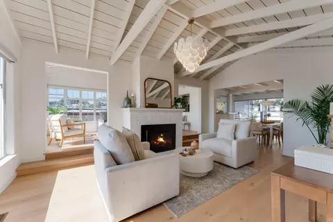 Living - 221 Highland Dr, Aptos, CA 95003 photo 2 of 8