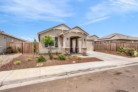 Exterior - 673 Dorset Dr, Patterson, CA 95363 photo 2 of 9
