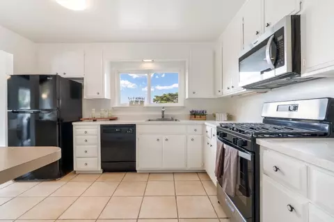 Kitchen - 375 Bancroft Way, Pacifica, CA 94044 photo 1 of 3