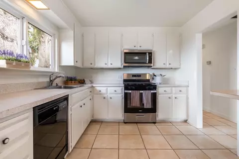 Kitchen - 375 Bancroft Way, Pacifica, CA 94044 photo 2 of 3