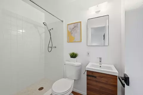 Bath - 85 Park Cir, Sausalito, CA 94965 photo 1 of 2