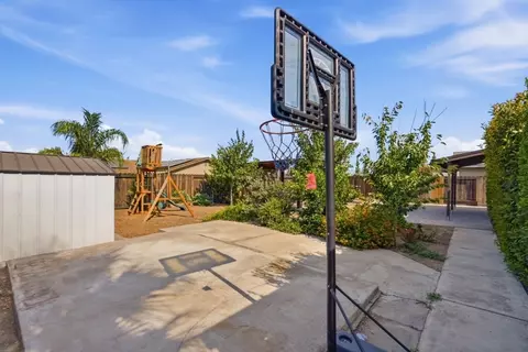 Exterior - 865 Locust Ave, Manteca, CA 95337 photo 6 of 7