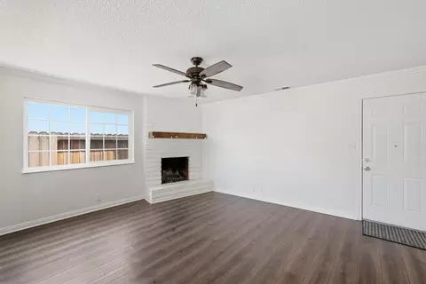 Living - 865 Locust Ave, Manteca, CA 95337 photo 2 of 5