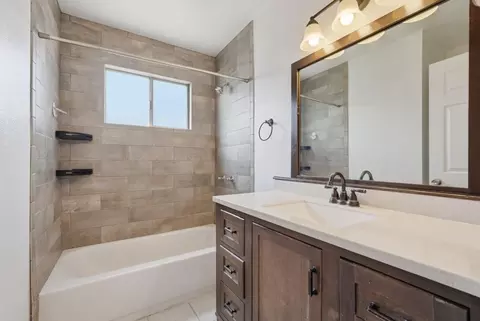 Bath - 865 Locust Ave, Manteca, CA 95337 photo 1 of 3