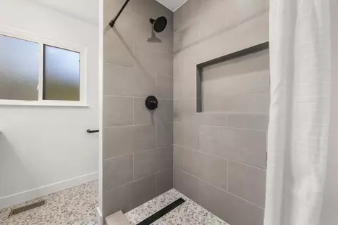 Bath - 4805 Emerald St, Capitola, CA 95010 photo 2 of 4